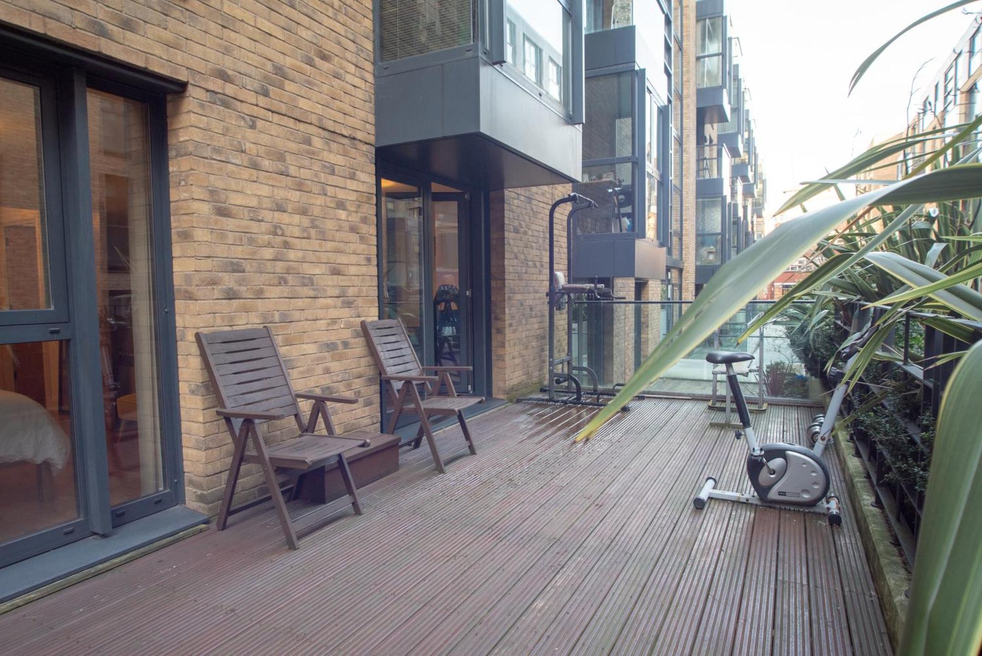 Spacious 1 Bed With Workspace, Coffee & Free Secure Parking Appartement *