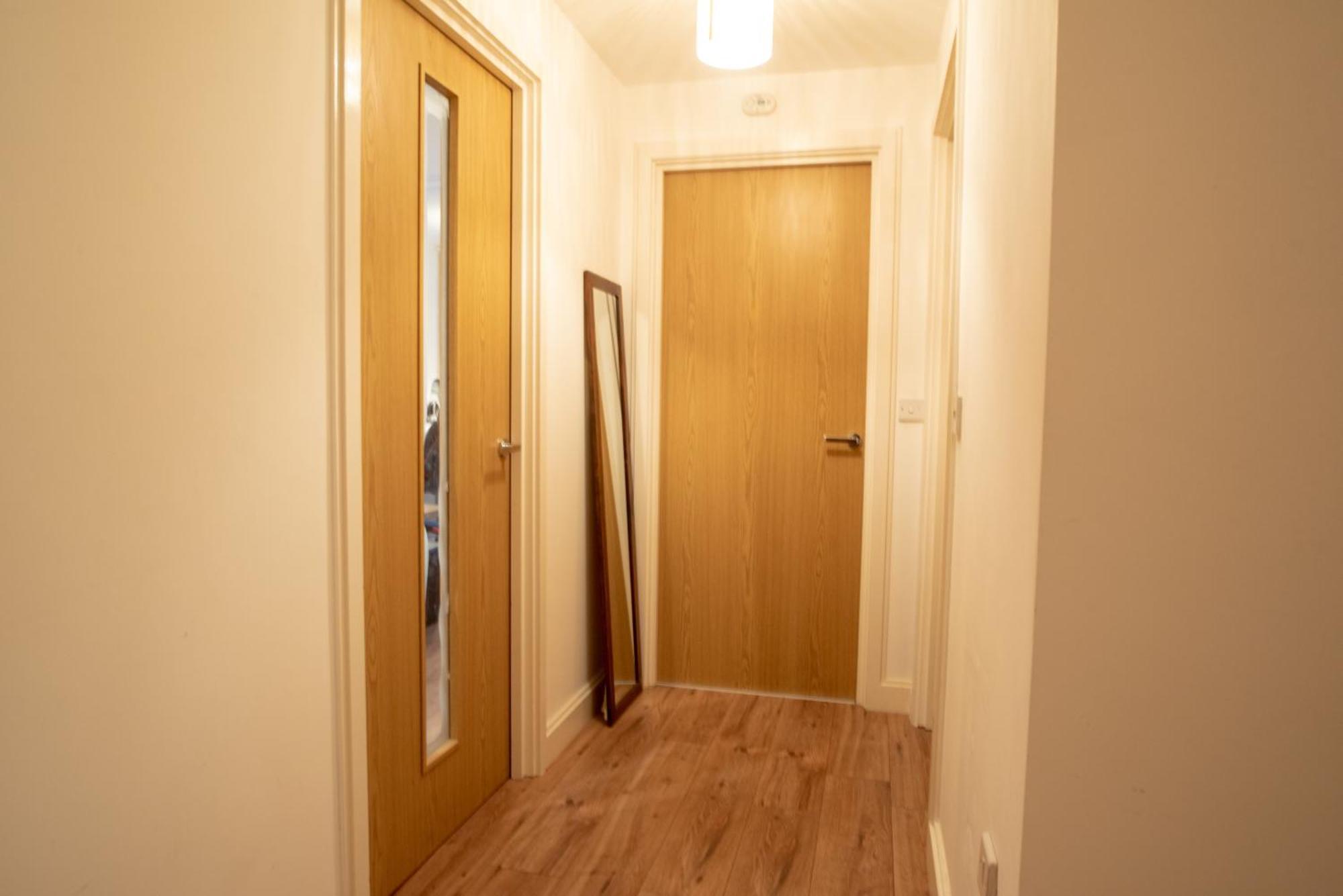 Spacious 1 Bed With Workspace, Coffee & Free Secure Parking Appartement
