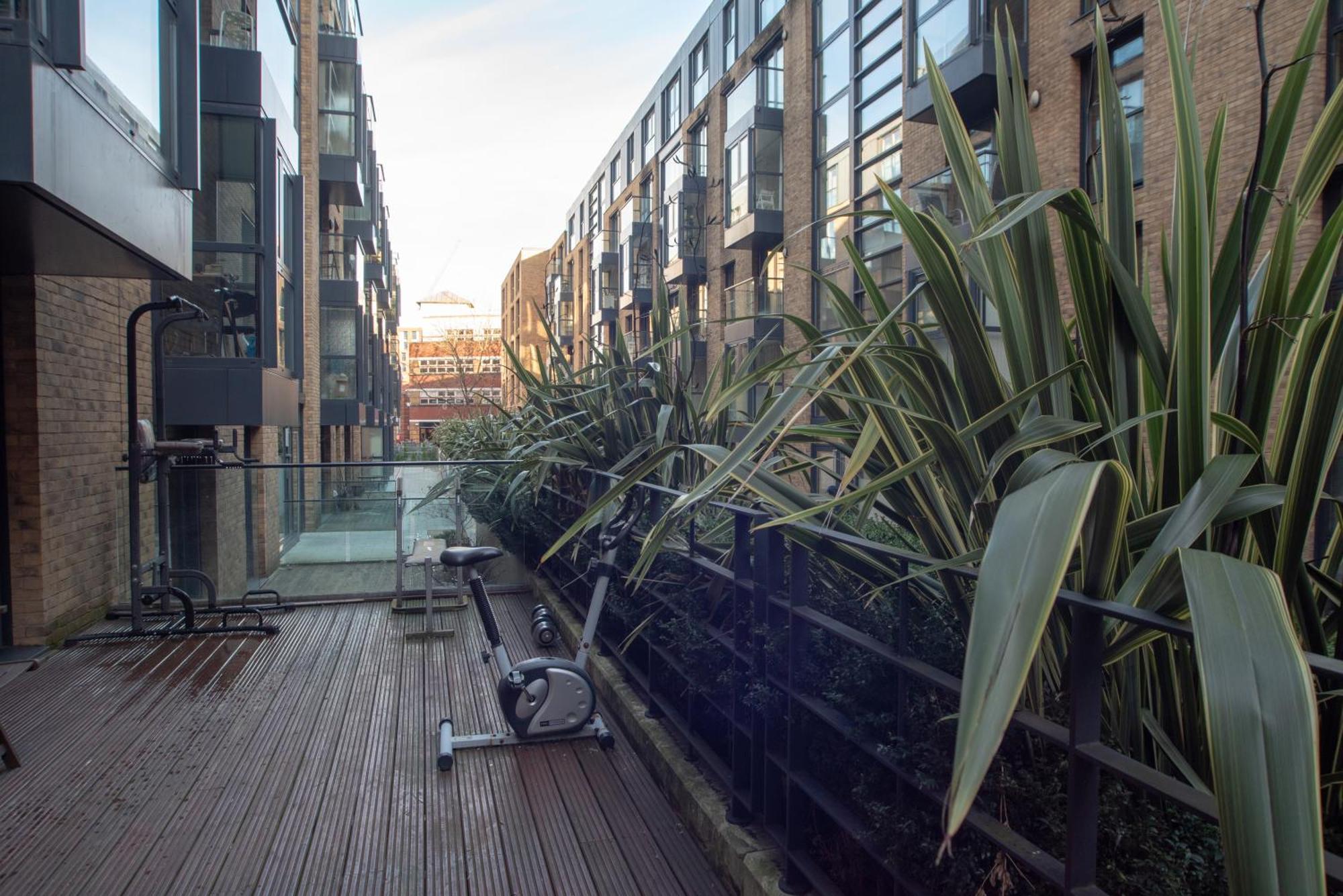 Appartement Spacious 1 Bed With Workspace, Coffee & Free Secure Parking
