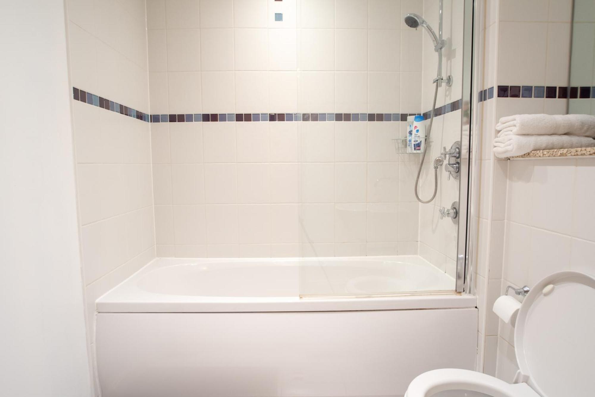Appartement Spacious 1 Bed With Workspace, Coffee & Free Secure Parking