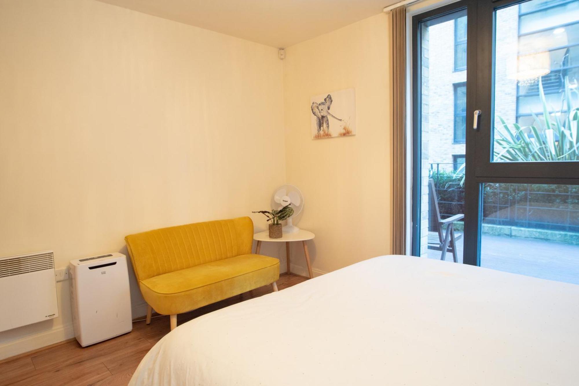 Spacious 1 Bed With Workspace, Coffee & Free Secure Parking Appartement Birmingham