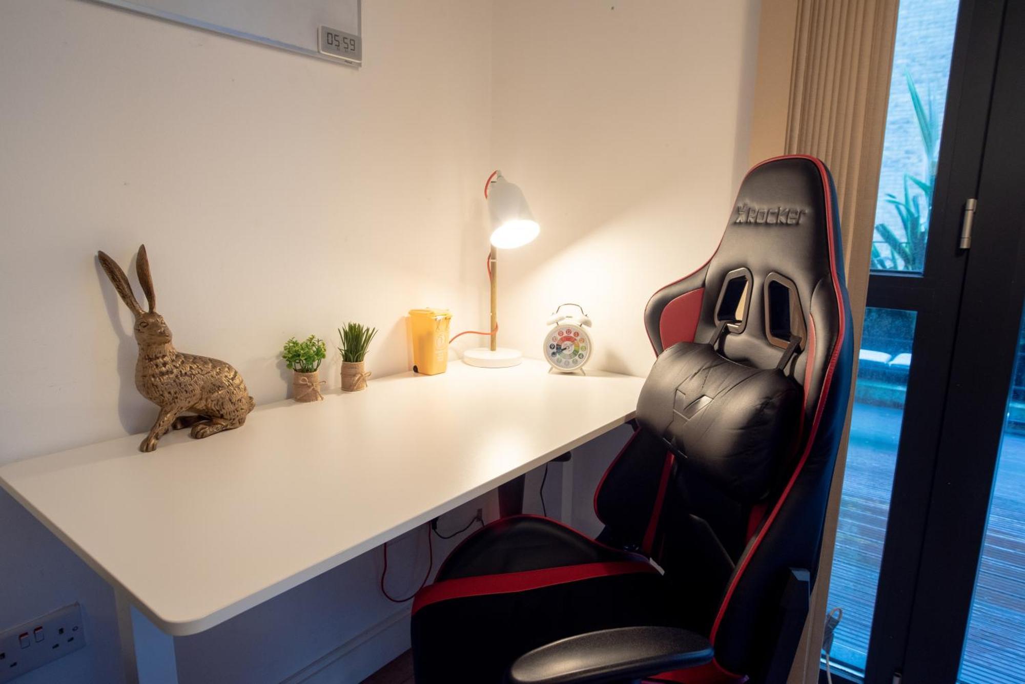 Appartement Spacious 1 Bed With Workspace, Coffee & Free Secure Parking