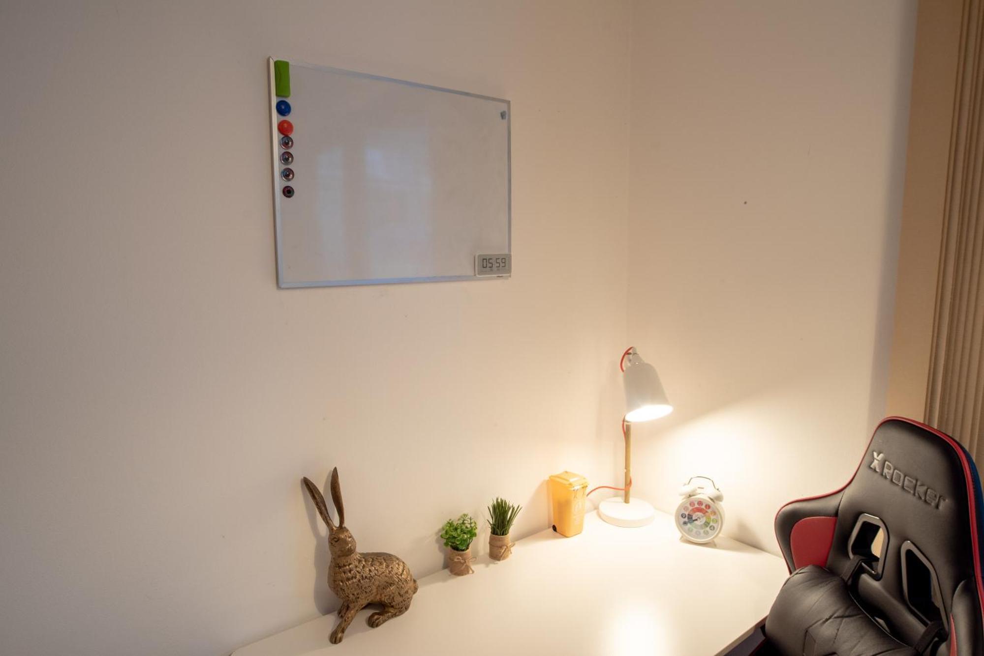 Spacious 1 Bed With Workspace, Coffee & Free Secure Parking Appartement *