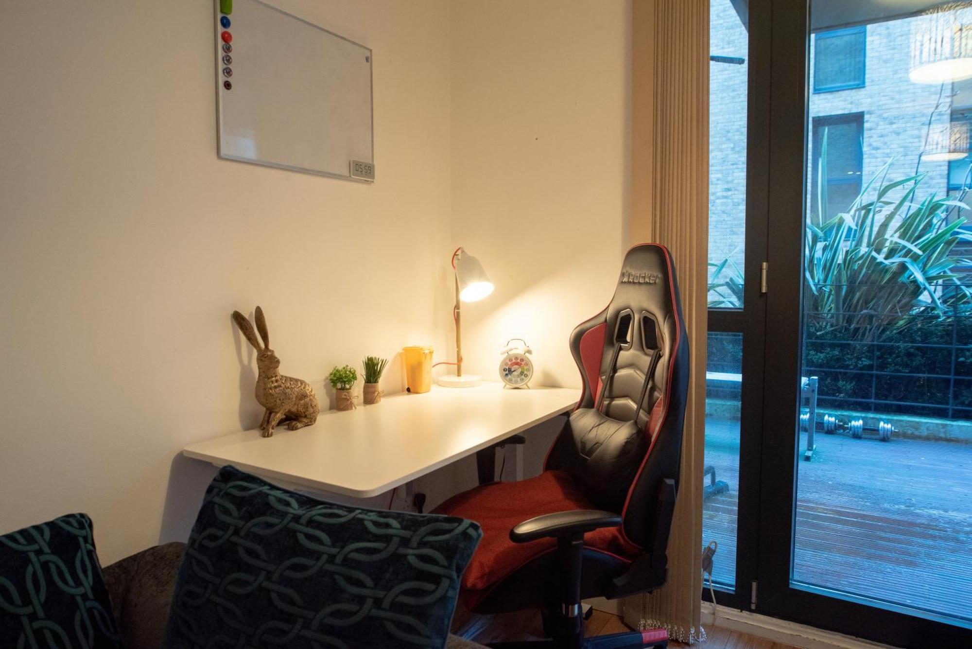 Appartement Spacious 1 Bed With Workspace, Coffee & Free Secure Parking