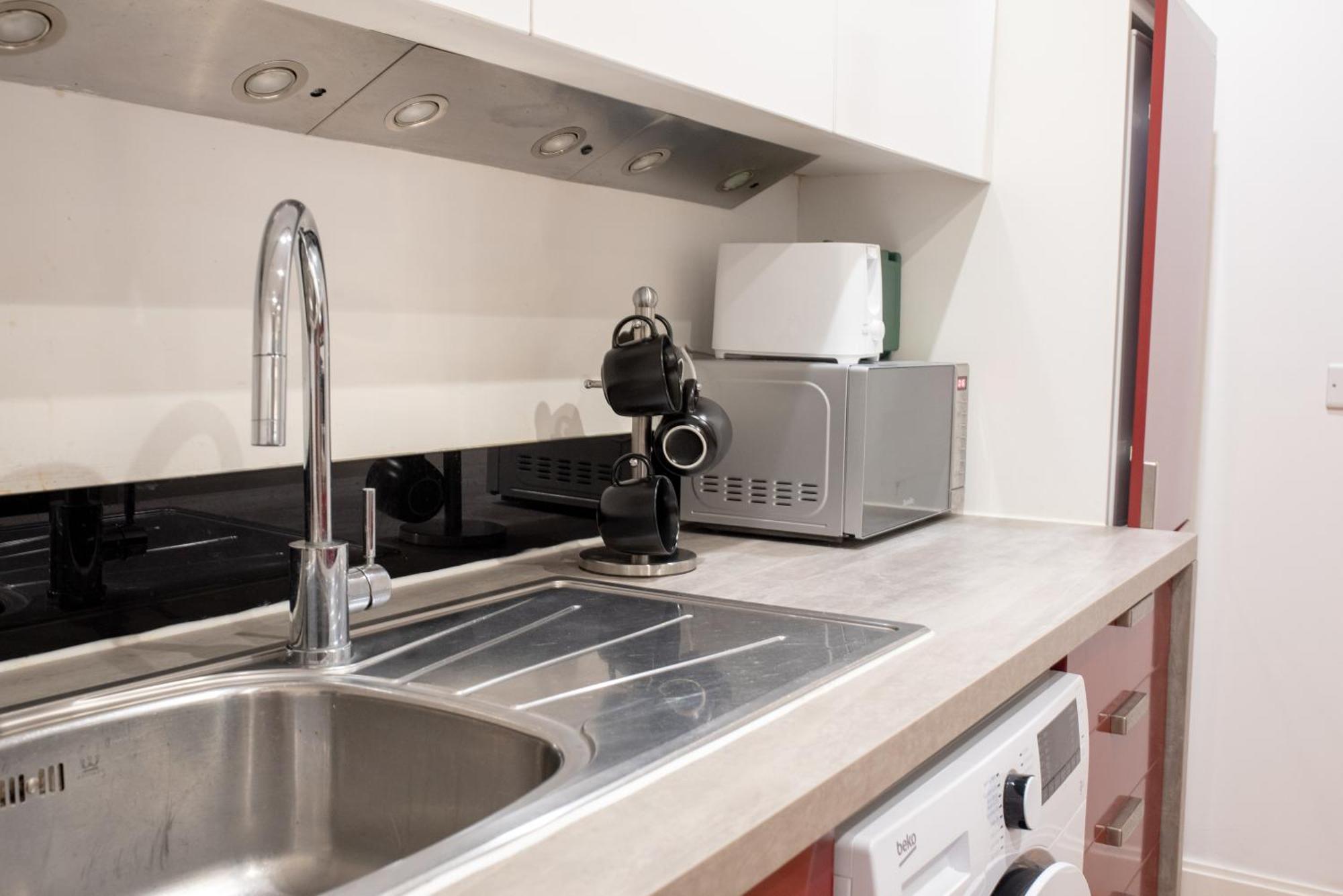 Appartement Spacious 1 Bed With Workspace, Coffee & Free Secure Parking *