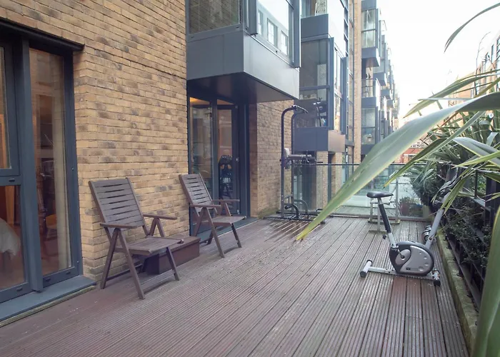 Spacious 1 Bed Apartment With Workspace, Coffee & Free Secure Parking